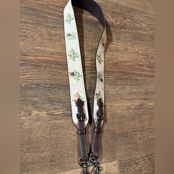 Coach tea rose cross stitched guitar purse strap - Picture 2 of 5